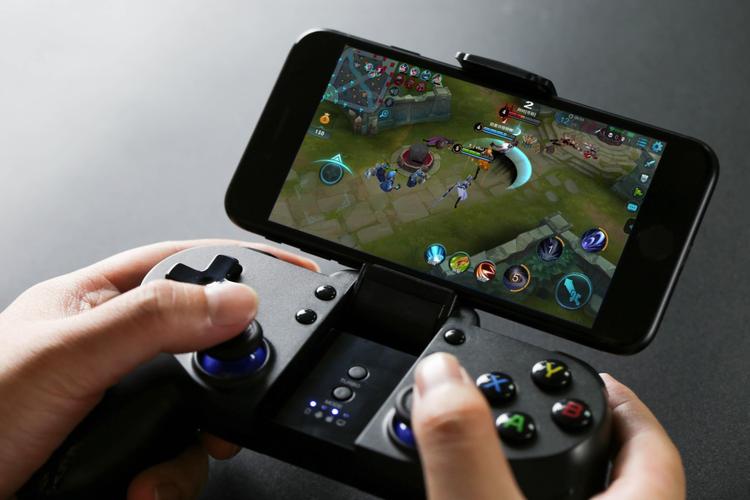 王者荣耀手柄操作与外挂争议解析：操作方式改变与公平性探讨